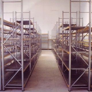 Una fila di scaffali metallici è allineata in una stanza