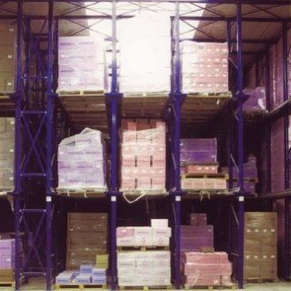 Un magazzino pieno di tante scatole e scaffali