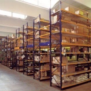 Un magazzino pieno di scaffali e scatole