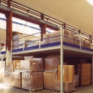 Un magazzino pieno di tantissime scatole e pallet