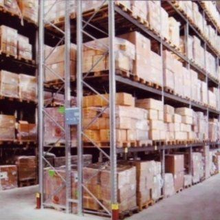 Un magazzino pieno di tantissime scatole e pallet