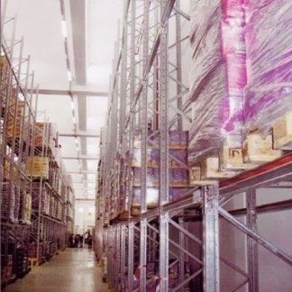 Un grande magazzino pieno di tanti scaffali e scatole