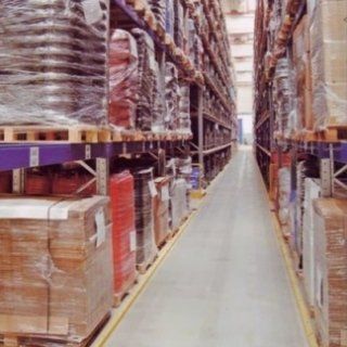 Un magazzino pieno di tante scatole e scaffali