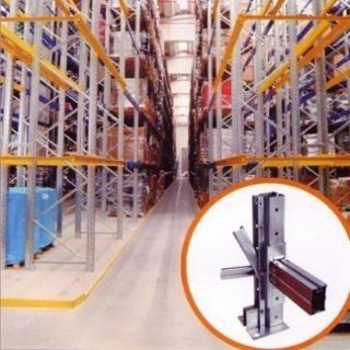 L'immagine di un magazzino con scaffali e l'immagine di un palo di metallo