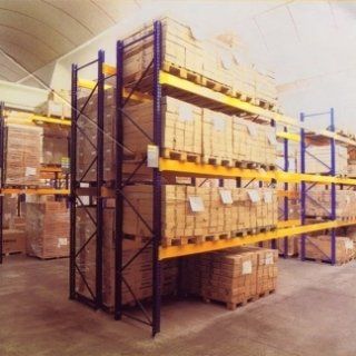 Un magazzino pieno di tante scatole e scaffali