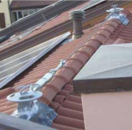 Un primo piano di un tetto con un camino su di esso