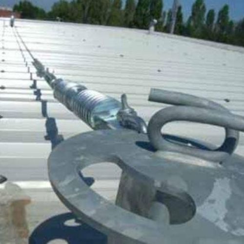 Un tetto a cui è fissata una corda di sicurezza.