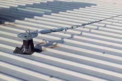 Un tetto a cui è fissata una corda di sicurezza.