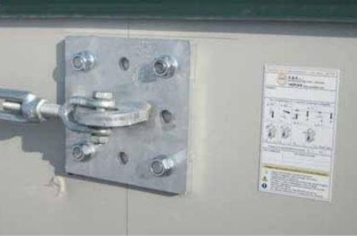 Un primo piano di una staffa metallica su una parete con un'etichetta su di essa.