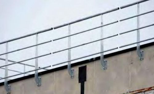 Una ringhiera metallica è fissata al lato di un edificio.