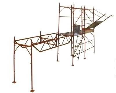 Una serie di impalcature con una scala ad essa collegata su uno sfondo bianco.