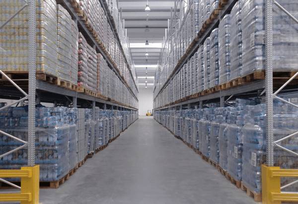 Un magazzino pieno di scaffali e pallet.