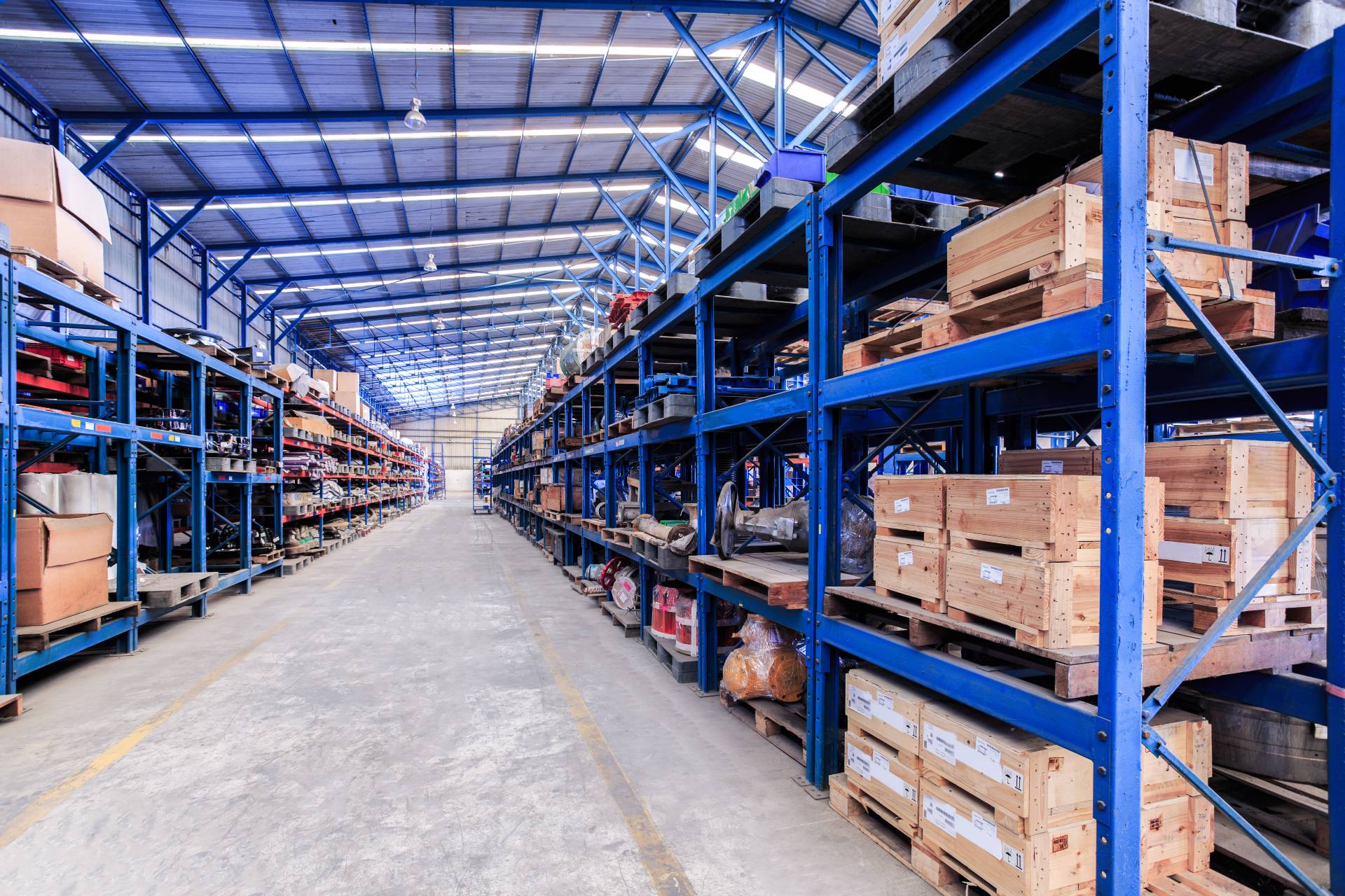 Un grande magazzino pieno di scaffali e scatole.