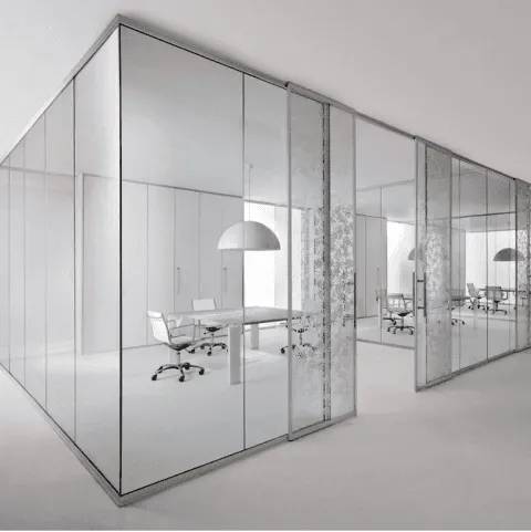 Una stanza con tavolo e sedie