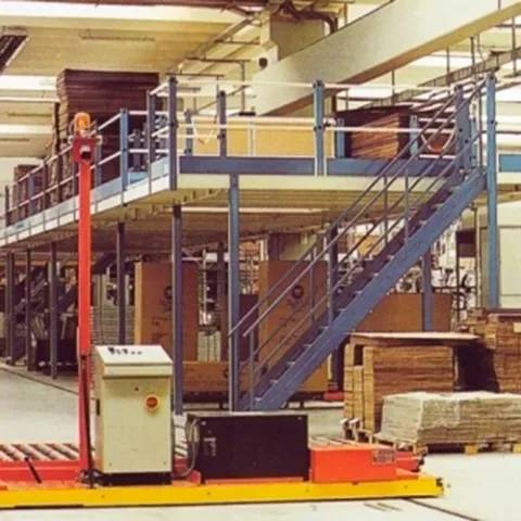 Un magazzino con scala che porta al secondo piano