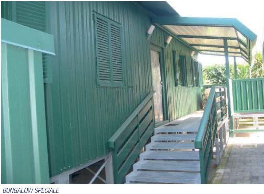 L'immagine di un bungalow verde con le scale che vi conducono