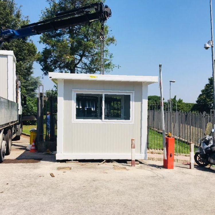 Un piccolo edificio bianco viene sollevato da una gru