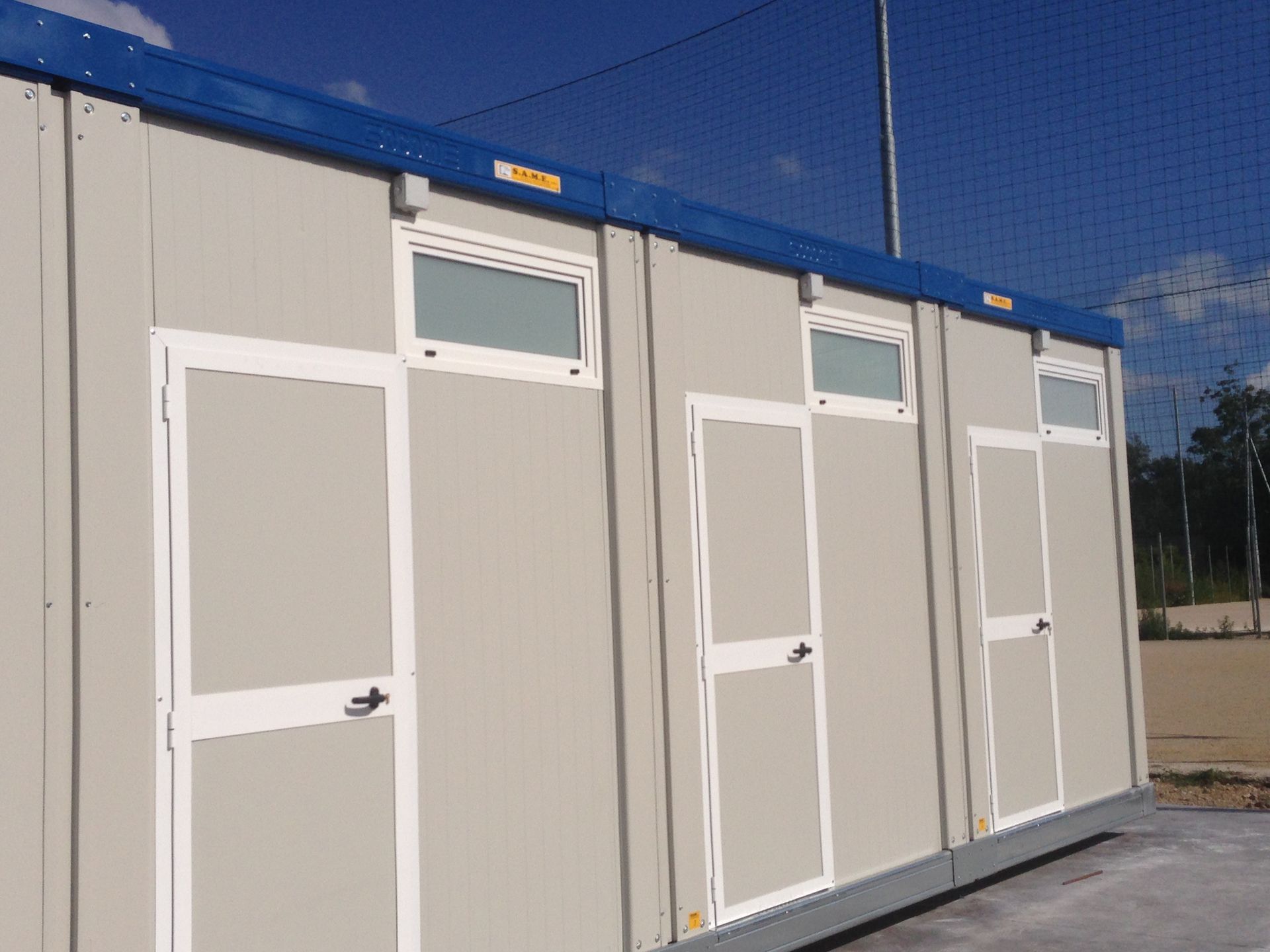 Un edificio con il tetto blu e le porte bianche