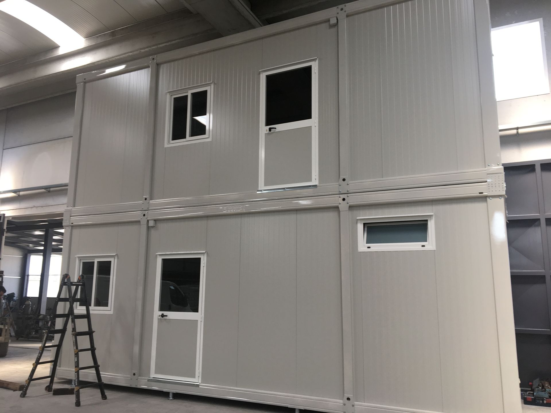 Una scala è appoggiata sul lato di un edificio.