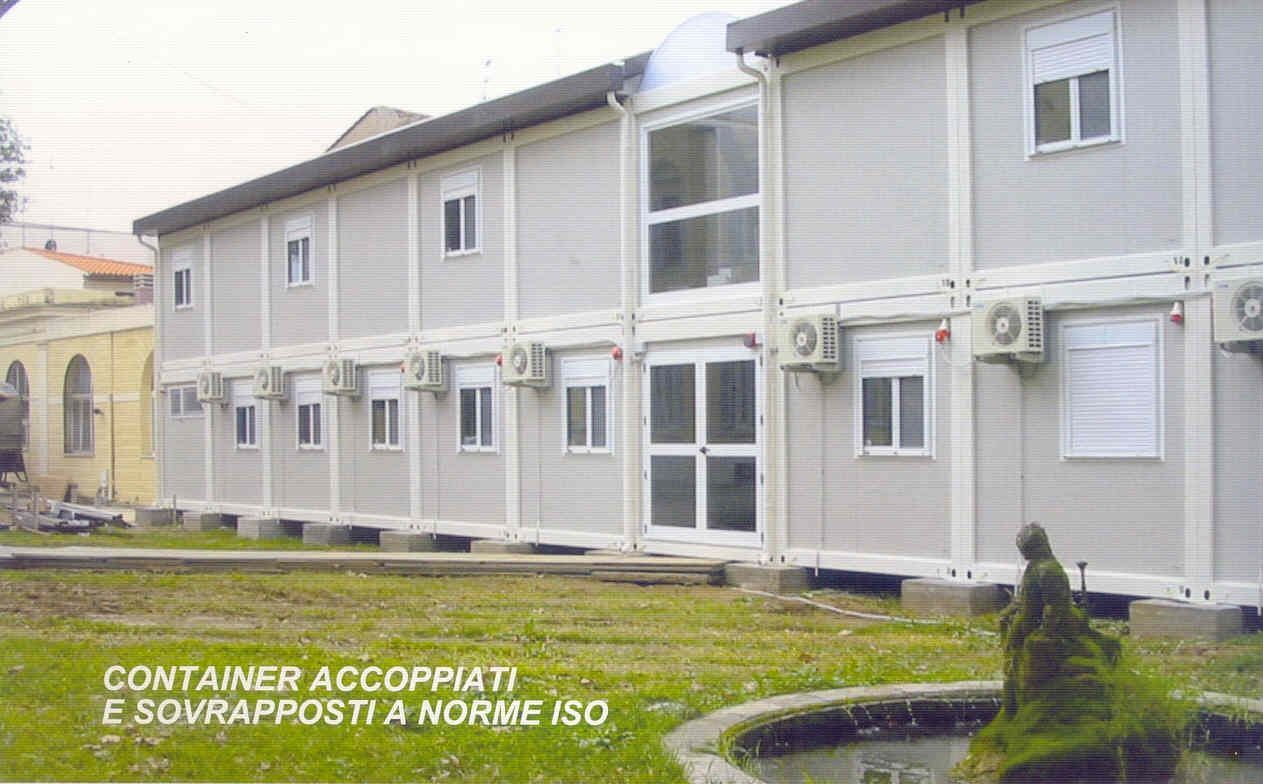 Un grande edificio con molte finestre e condizionatori d'aria.