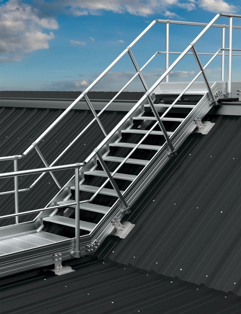 Una rampa di scale che conduce ad un tetto con ringhiera