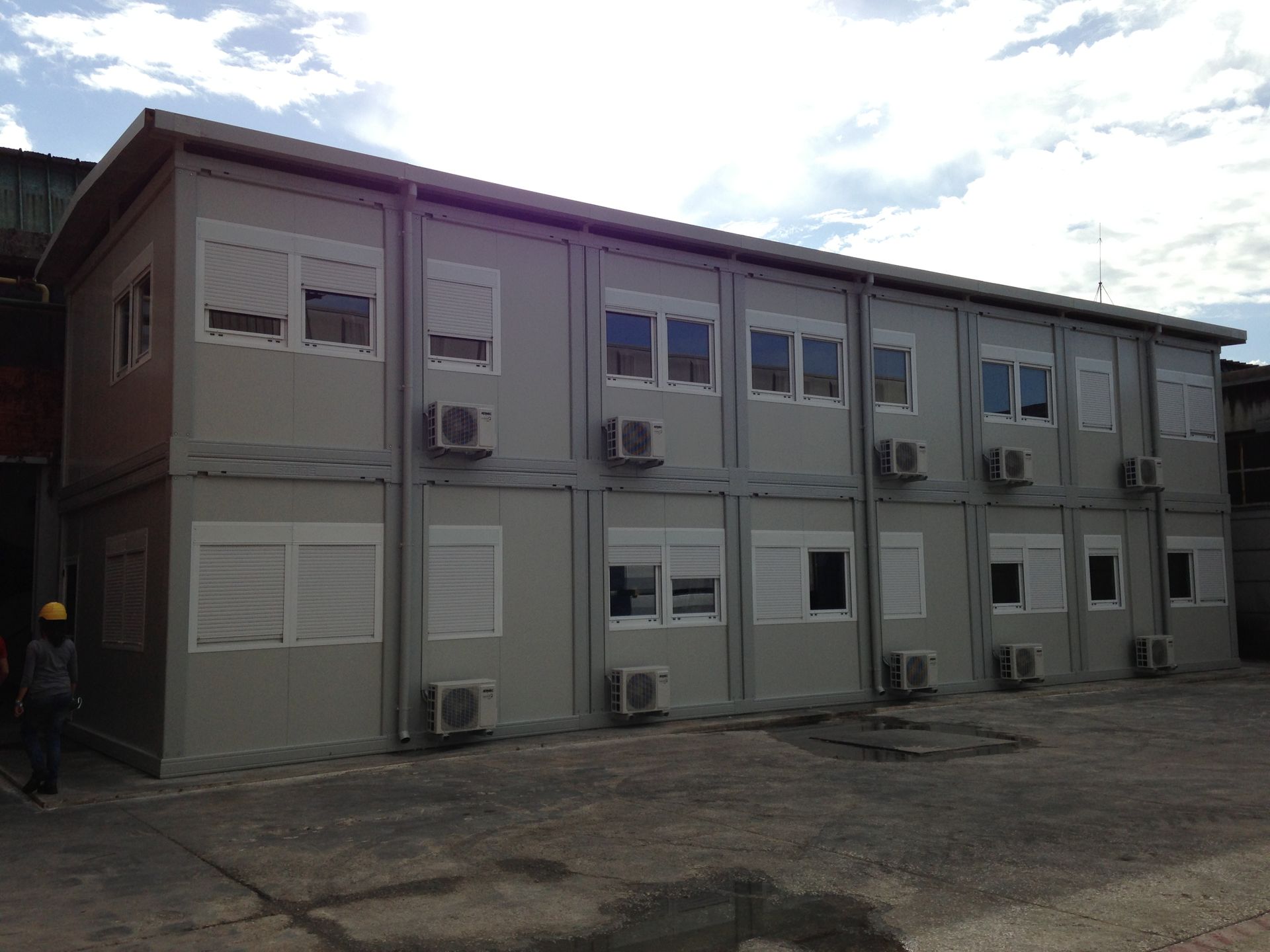 Un grande edificio con molte finestre e condizionatori