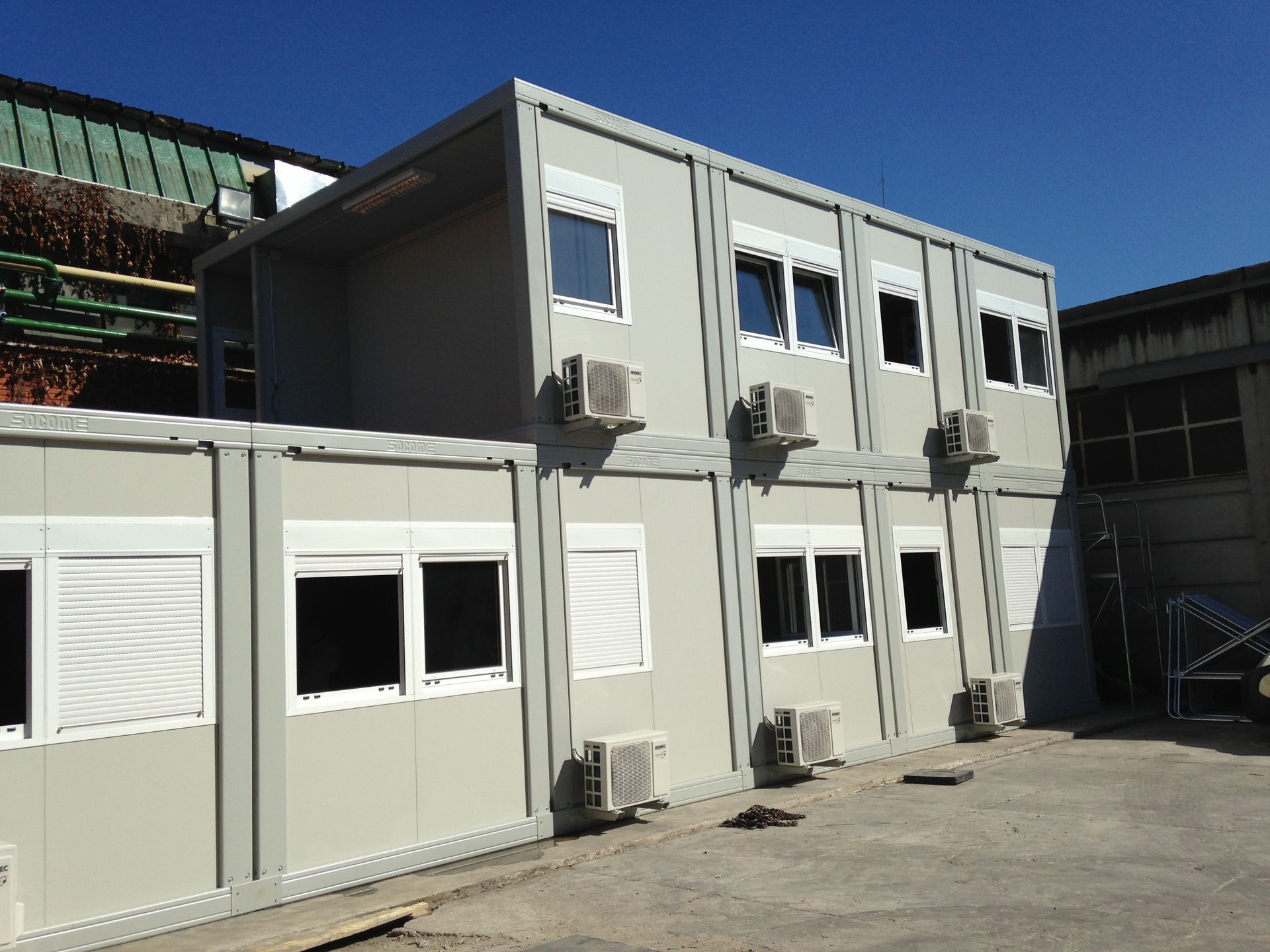 Un edificio con molte finestre e condizionatori