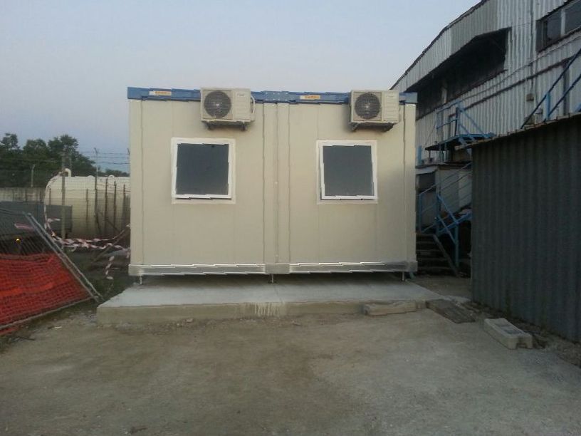 Un edificio con due condizionatori d'aria sul lato di esso