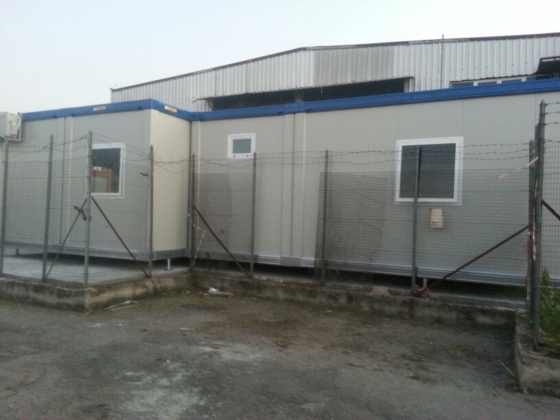 Un'area recintata con alcuni edifici al suo interno