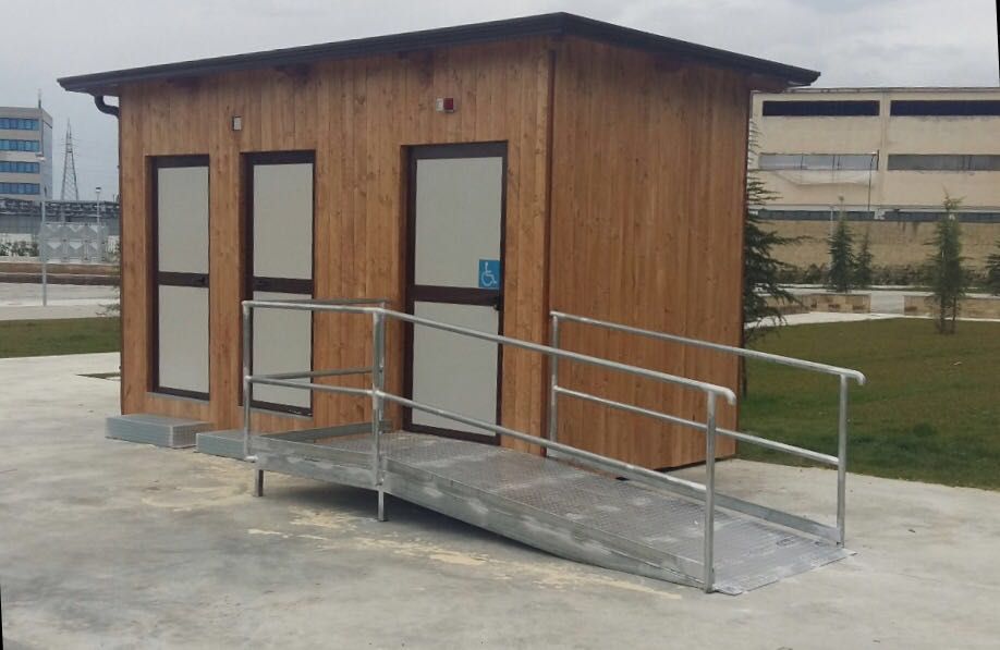 Un piccolo edificio in legno al quale si accede tramite una rampa