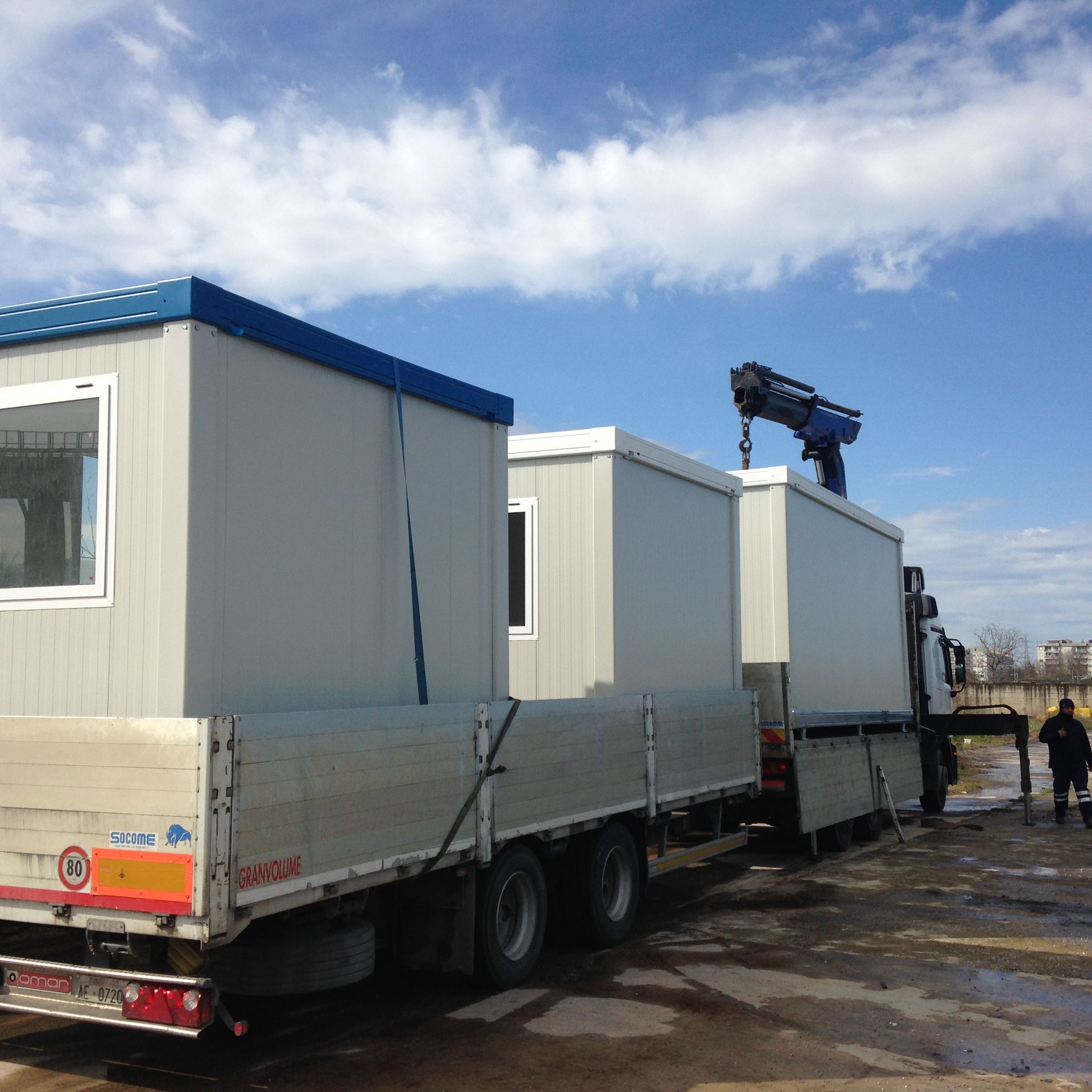 Un camion con una gru attaccata al retro