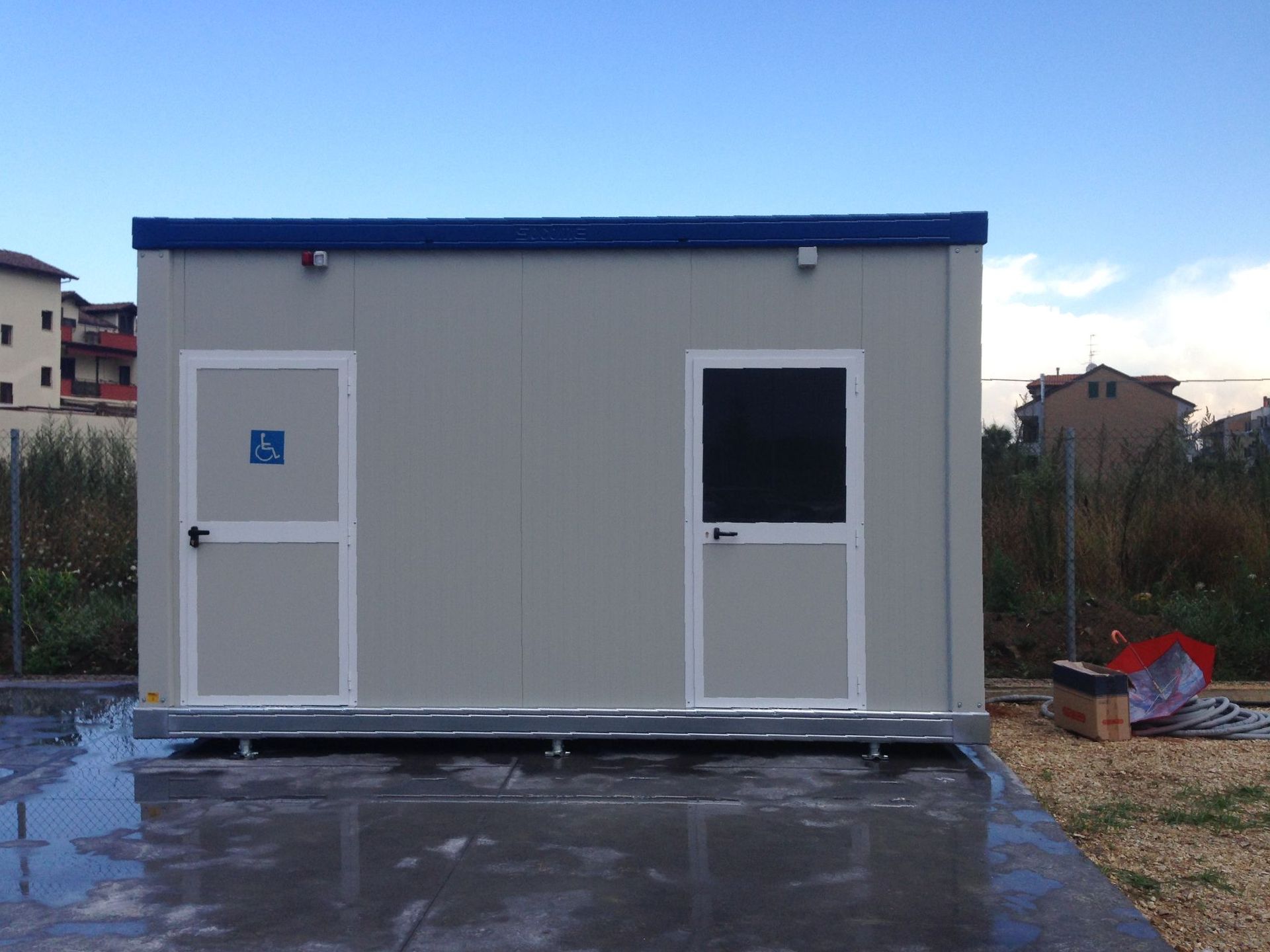 Un edificio con un cartello di handicap sulla porta