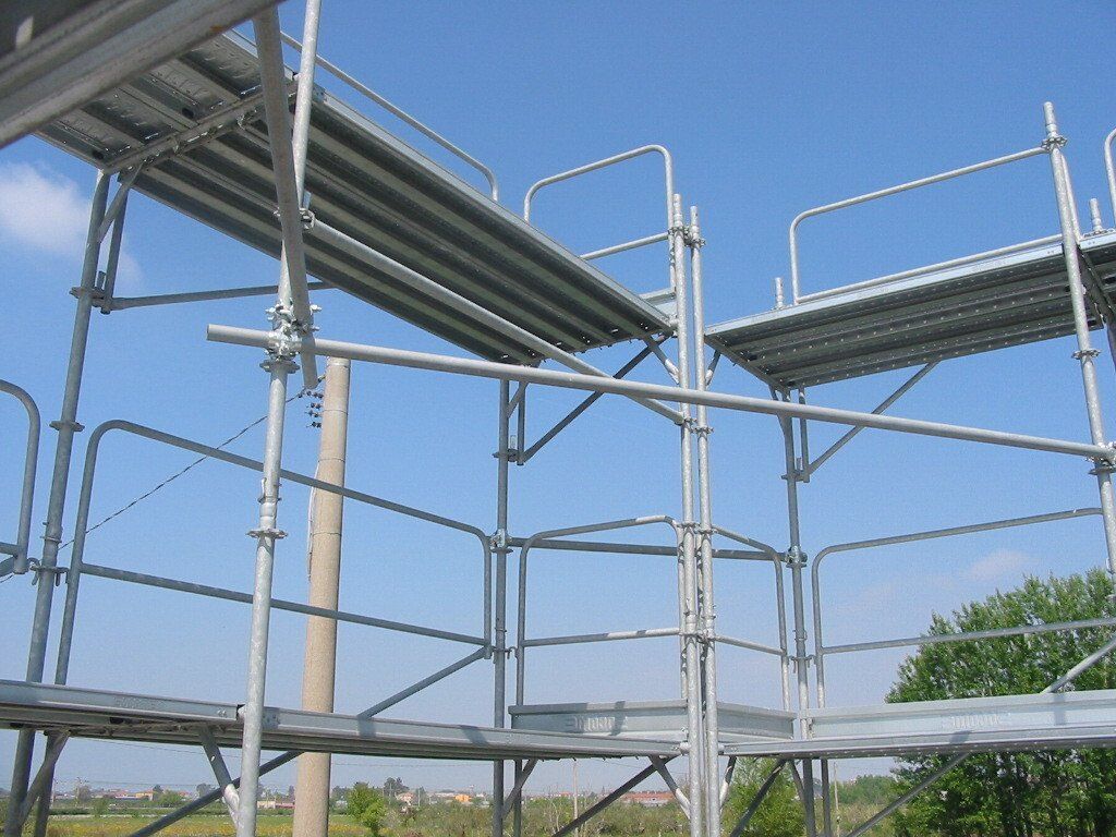 Una fila di impalcature metalliche contro un cielo blu