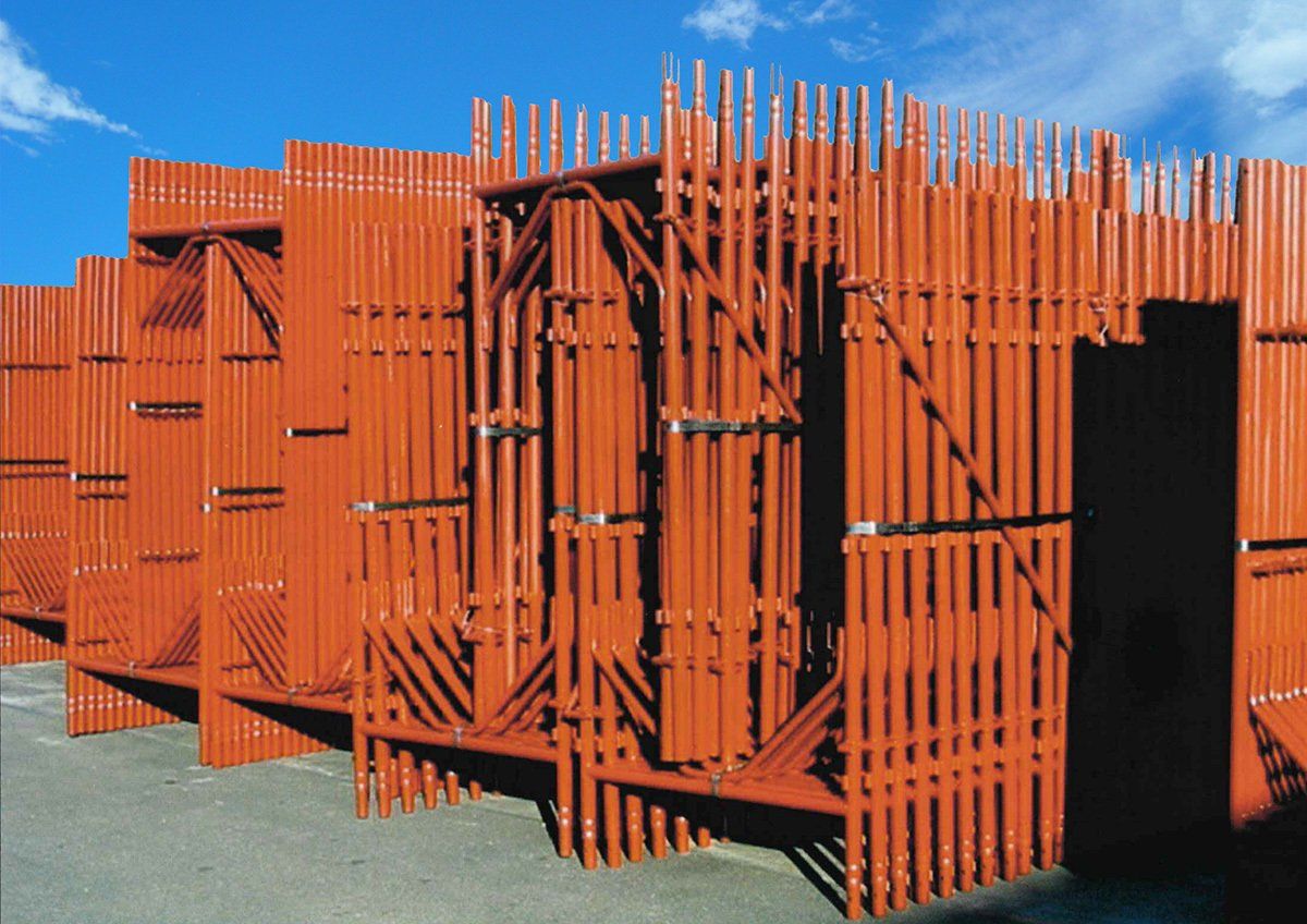 Un mucchio di impalcature arancioni impilate una sopra l'altra