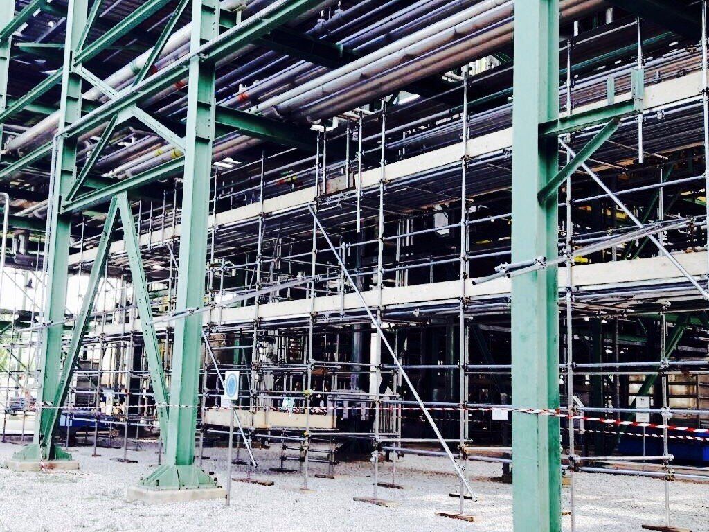 Si sta costruendo un grande edificio con impalcature e tubazioni.