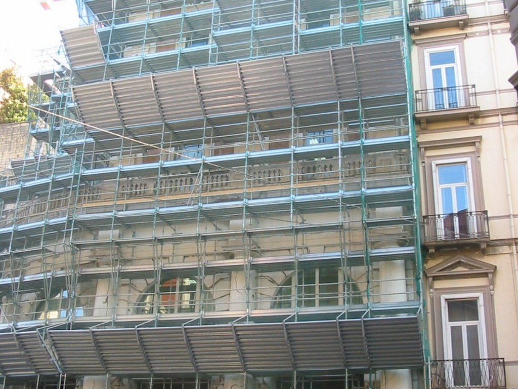 Un edificio con molte impalcature sopra