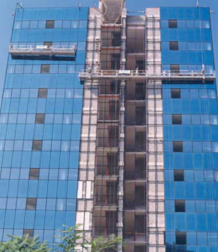 È in costruzione un edificio alto con molte finestre