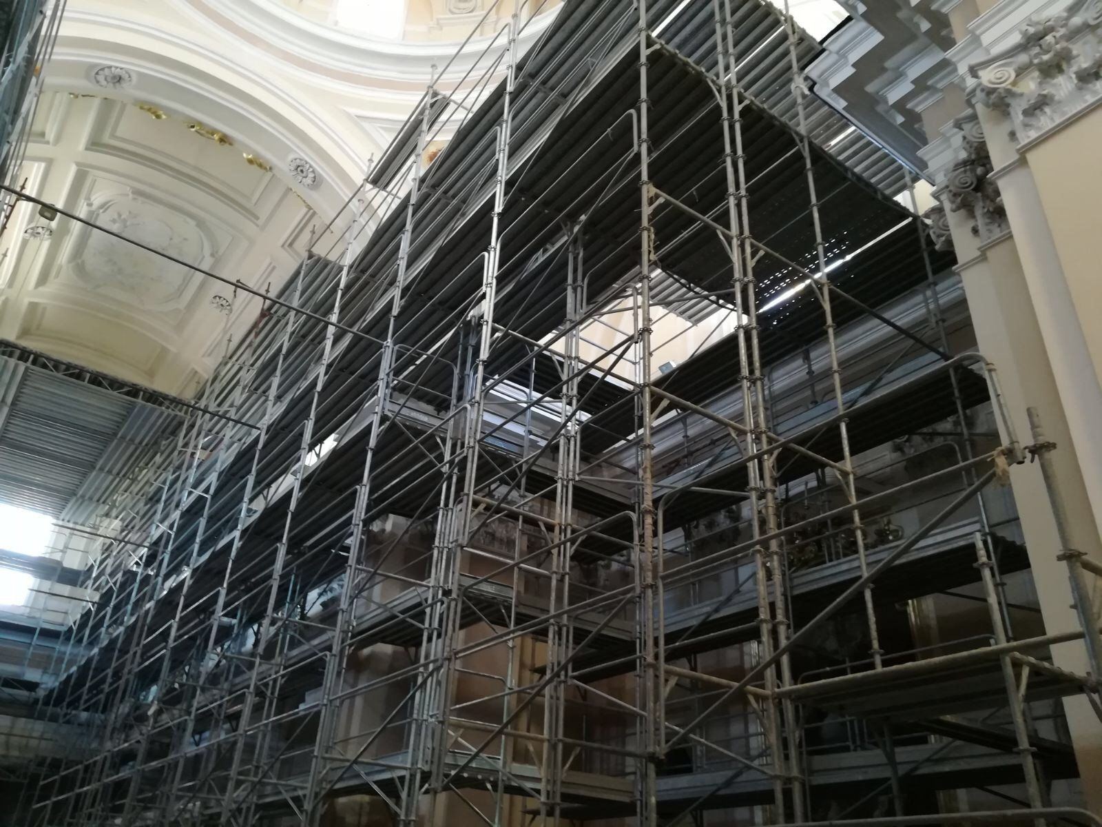 Si sta ristrutturando un grande edificio con ponteggi.