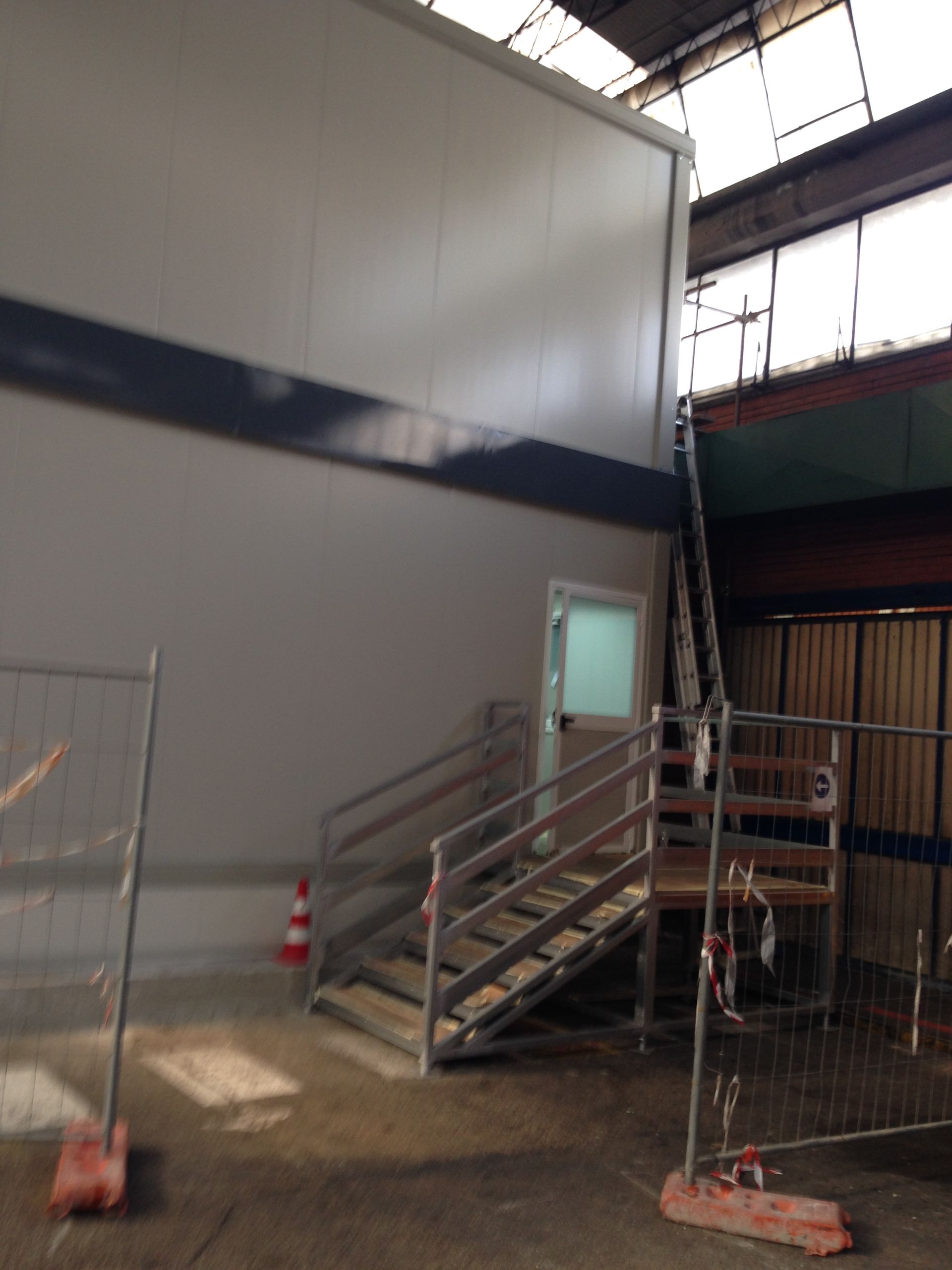 Un edificio con scale e un recinto attorno