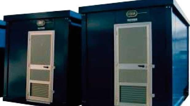 Due edifici blu con porte bianche sono seduti uno accanto all'altro su uno sfondo bianco.