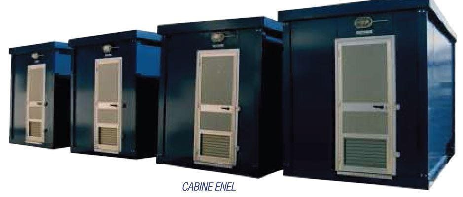 Una fila di contenitori blu con ante scorrevoli su sfondo bianco.