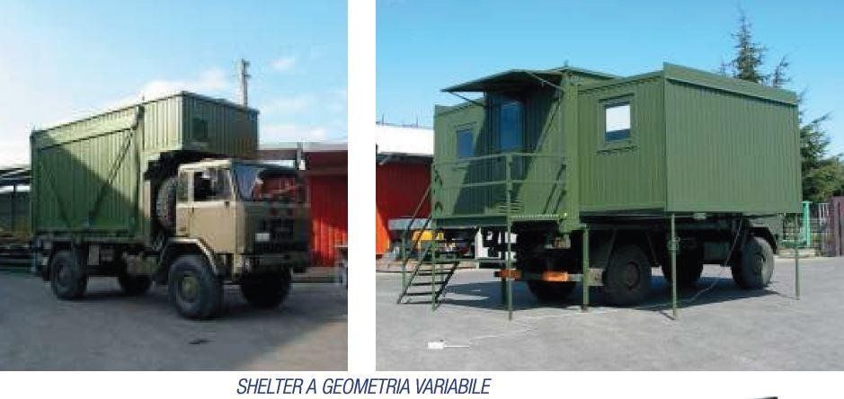 Due foto di un camion militare con un rimorchio attaccato