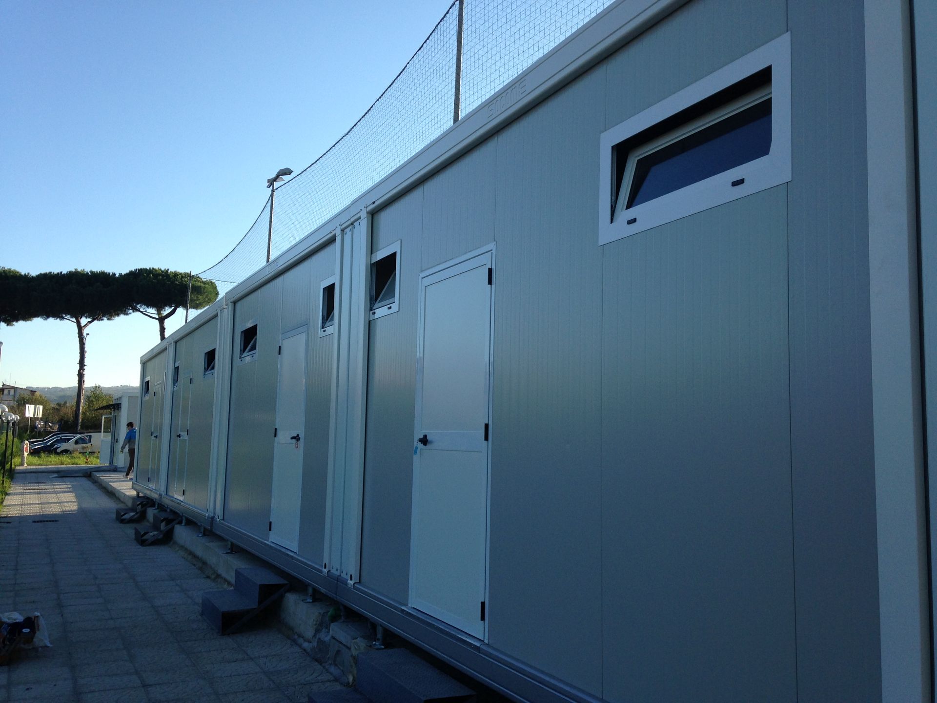 Una fila di edifici con un cielo azzurro sullo sfondo