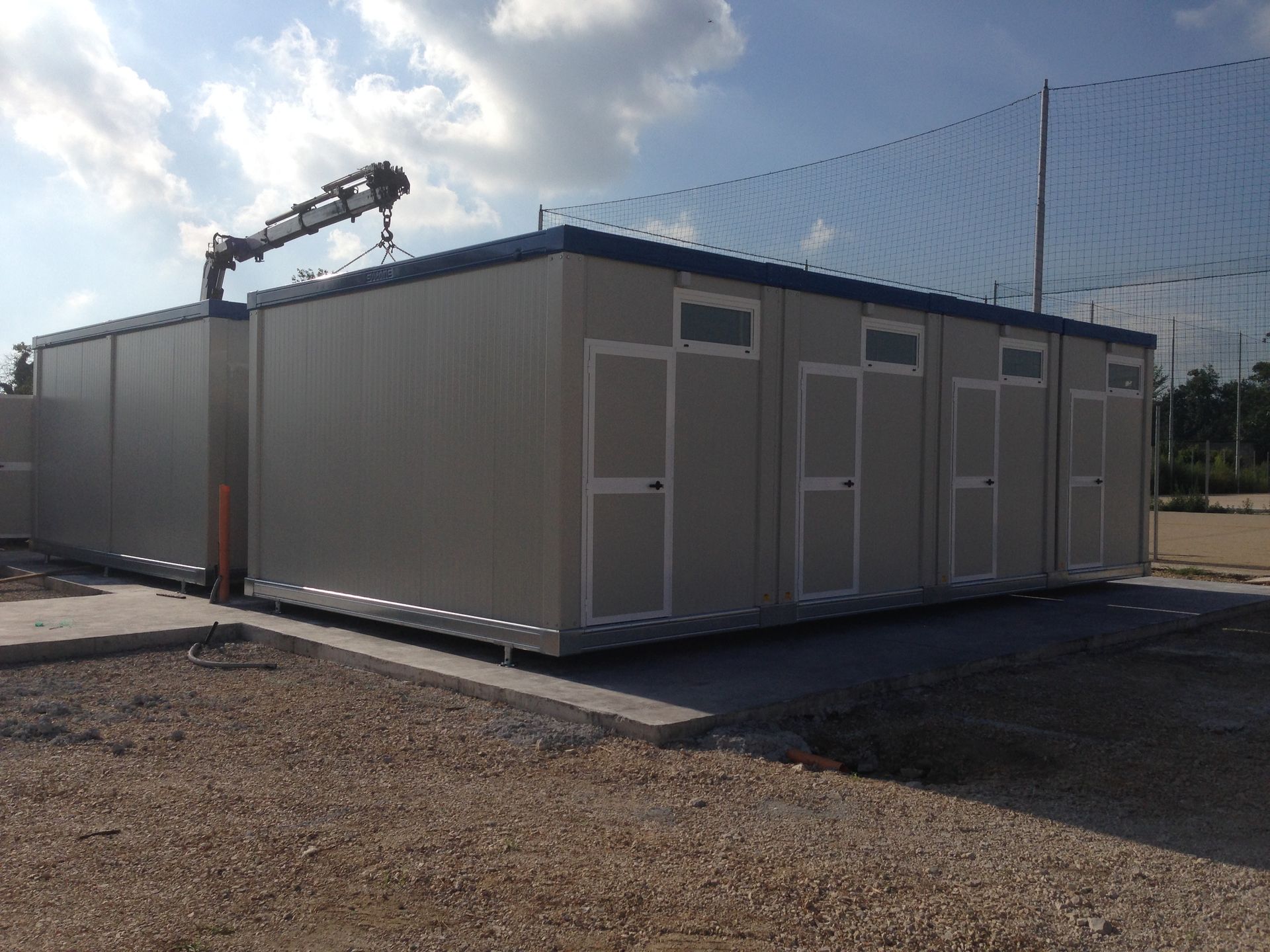 Un grande edificio con sopra una gru