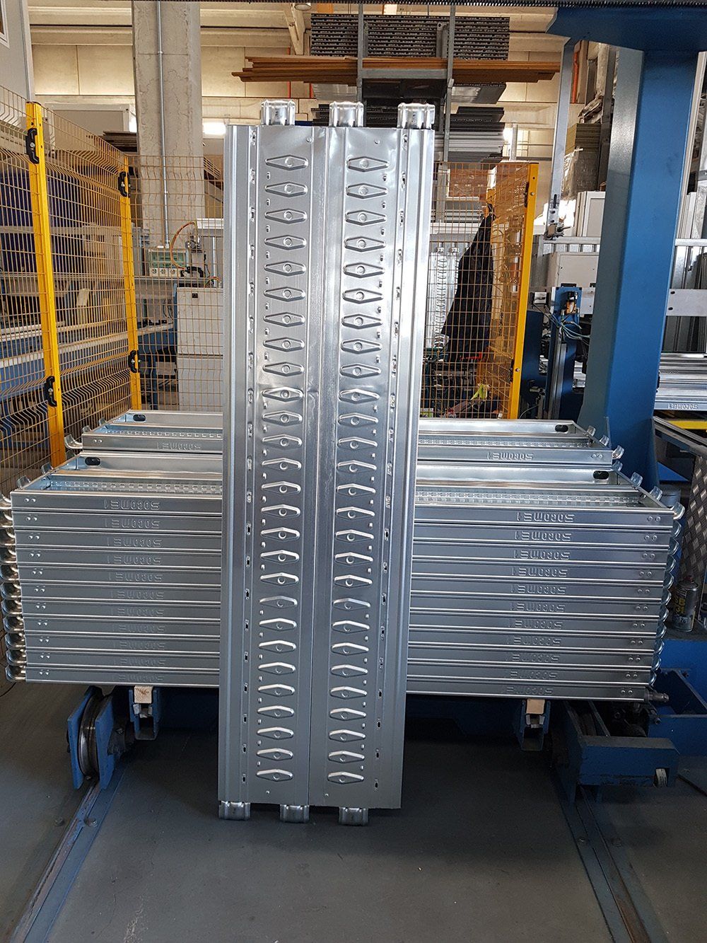 In un magazzino un mucchio di pezzi di metallo sono impilati uno sopra l'altro.