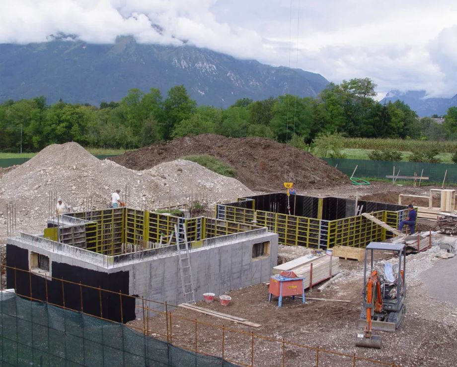 Un cantiere con una montagna sullo sfondo