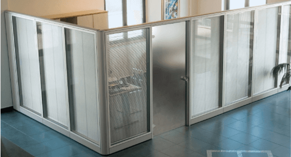 Una stanza con un divisorio e una porta a vetri.