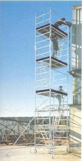 Un uomo è in piedi in cima a un'impalcatura.