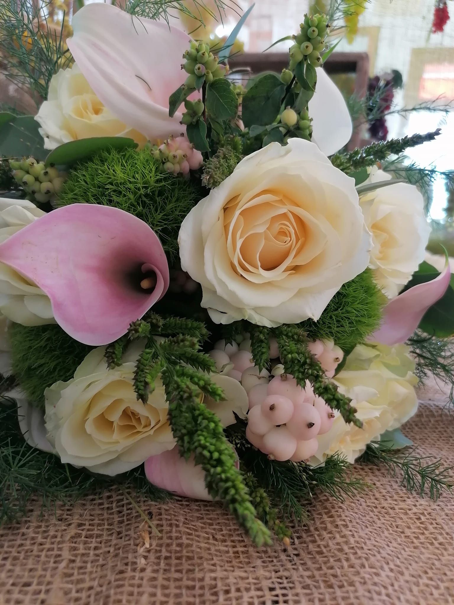 bouquet da sposa con fiori chiari