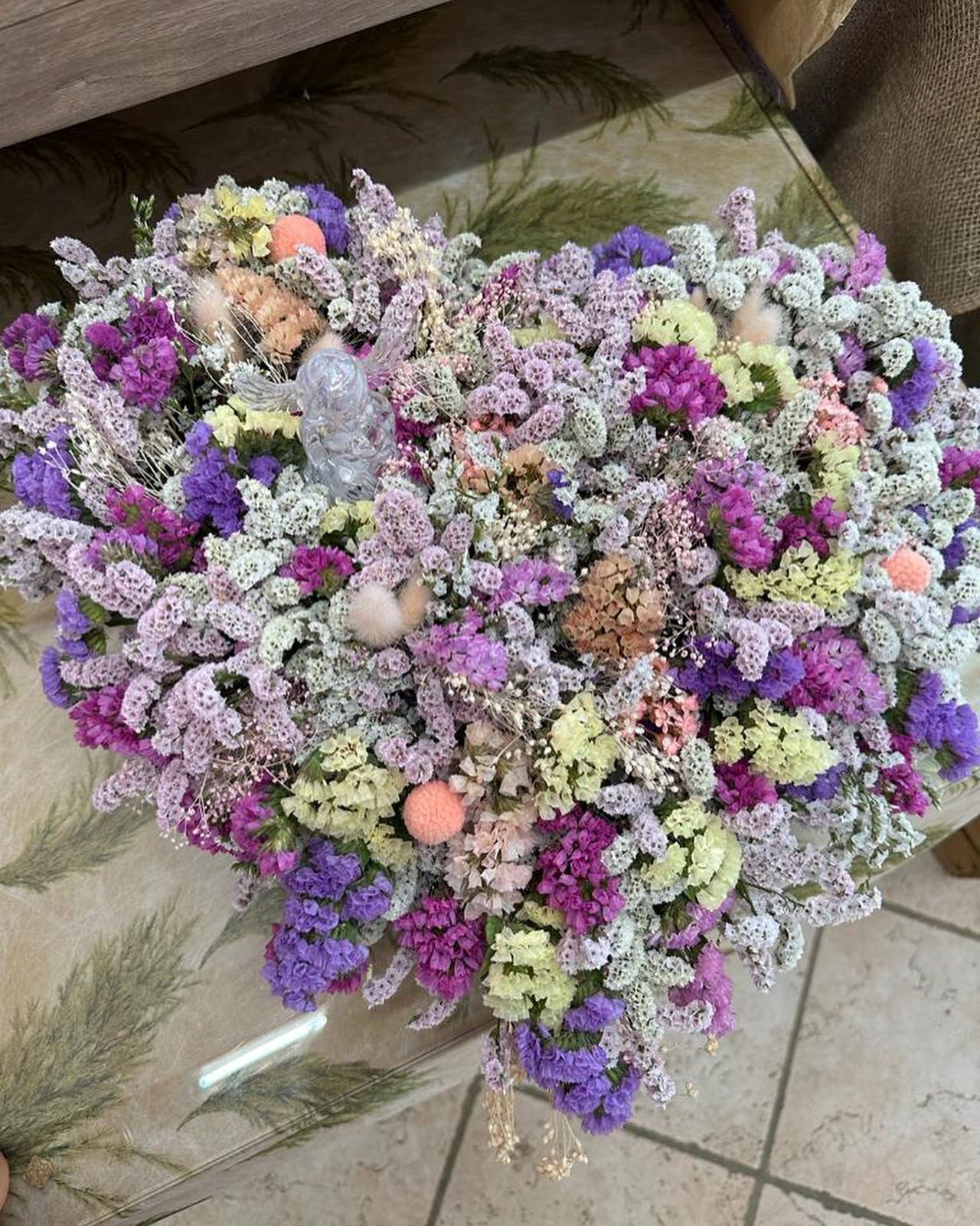 composizione floreale di fiori viola